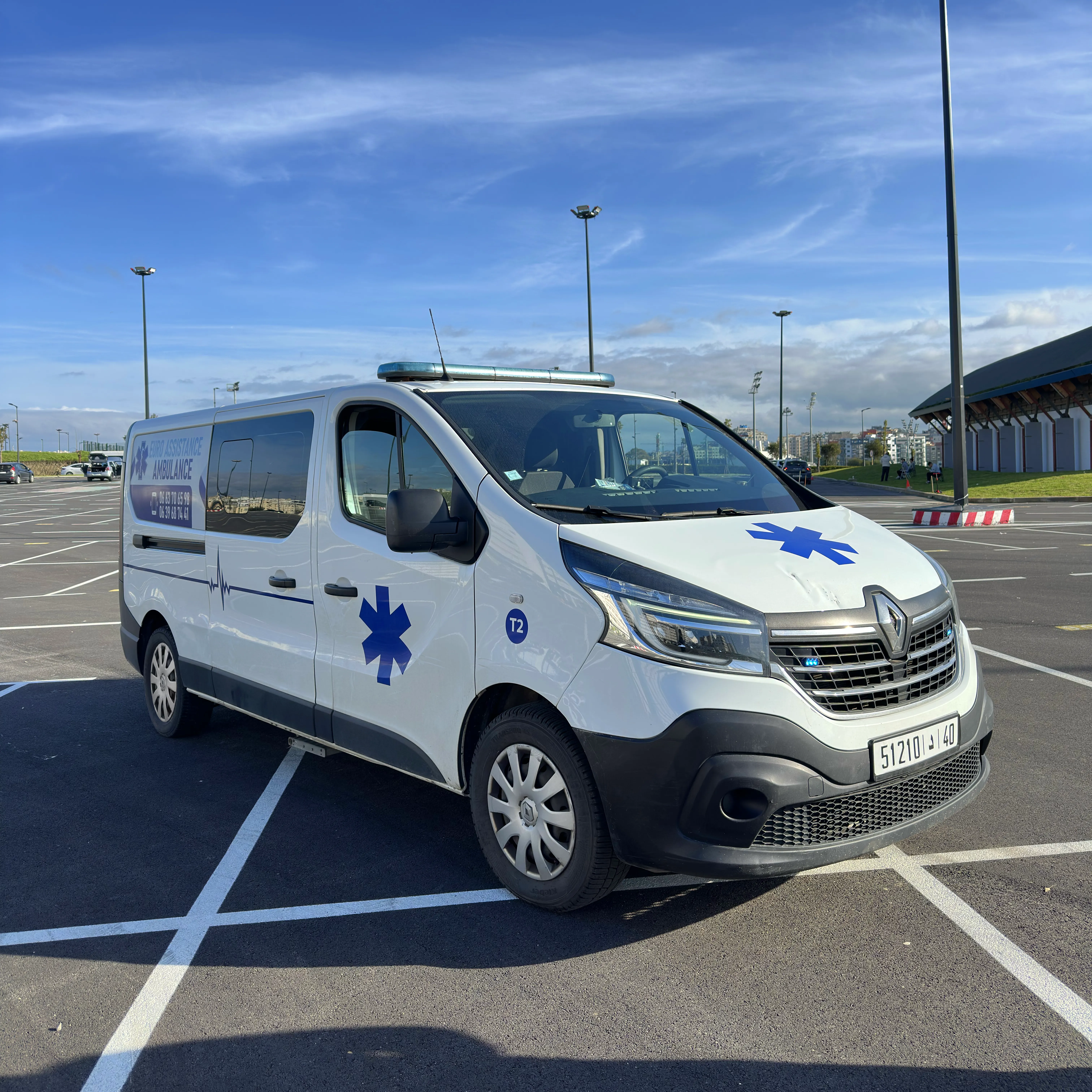 Ambulance Euro Assistance devant un hôpital